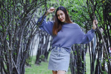 ağacın altında duran kadın