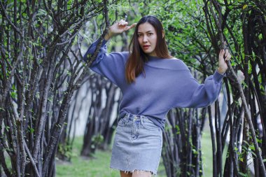 ağacın altında duran kadın