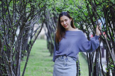 ağacın altında duran kadın