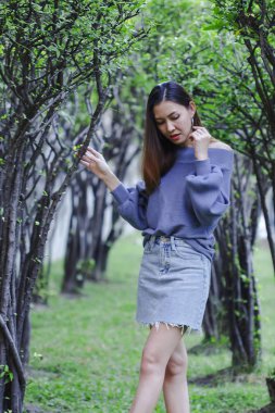 ağacın altında duran kadın