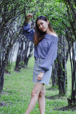 ağacın altında duran kadın