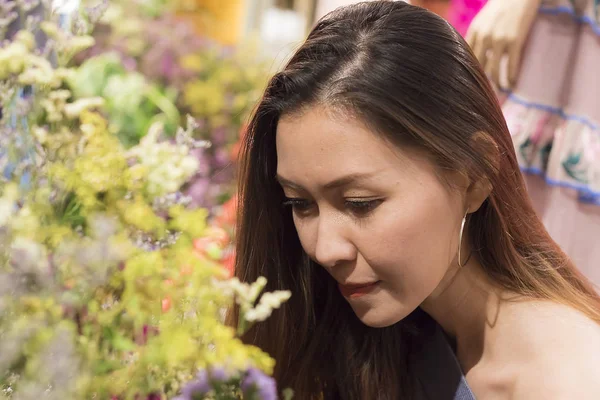 Çiçekler güzel kadınlar hayran