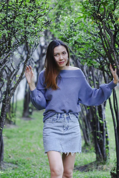 ağacın altında duran kadın