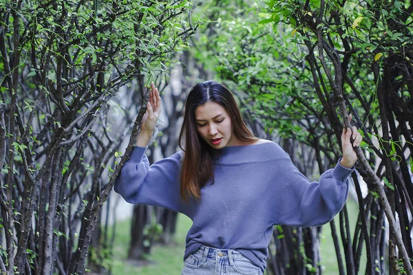 ağacın altında duran kadın