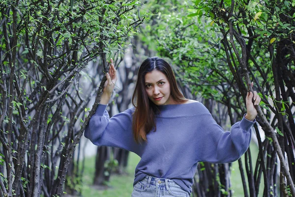 ağacın altında duran kadın