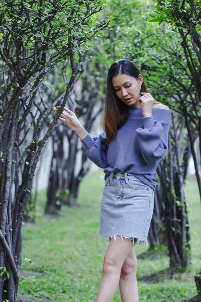 ağacın altında duran kadın