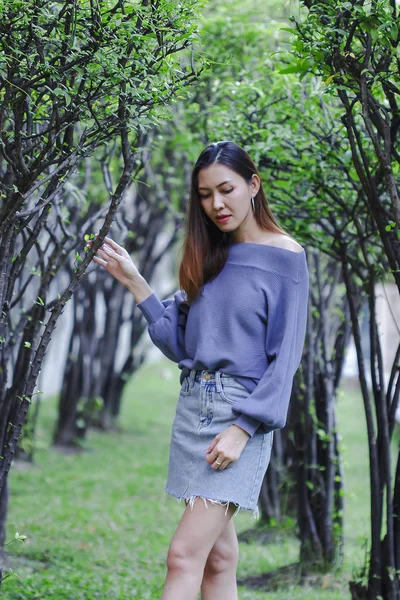 ağacın altında duran kadın