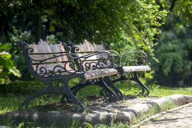 Parkta çelik sandalye