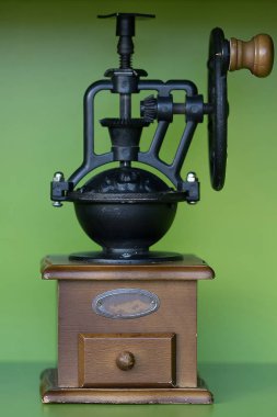 Taşınabilir el kahve değirmeni. katta yer alan.