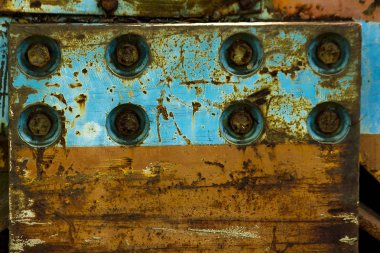 Çelik levha ve somun eski paslı.