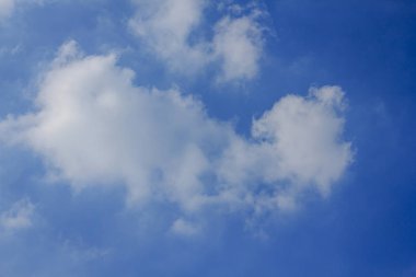 gökyüzü ve beyaz bulutlar