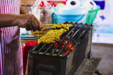 Domuz eti satay ızgara ocakta