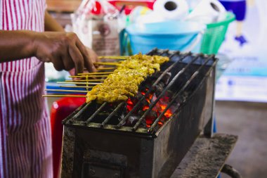 Domuz eti satay ızgara ocakta