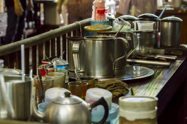 Antik kahve ekipmanları masanın üzerine kaynar