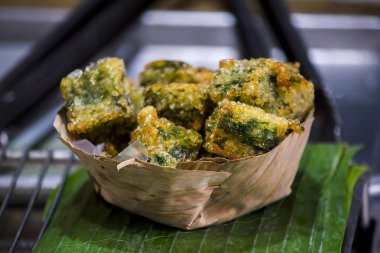 kurutulmuş muz yaprakları kapsayıcıdan Frenk soğanı köfte buğulama