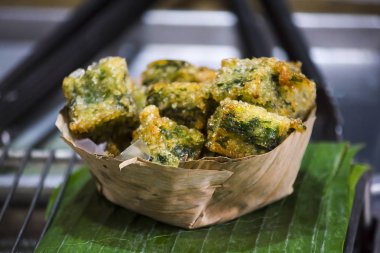 kurutulmuş muz yaprakları kapsayıcıdan Frenk soğanı köfte buğulama