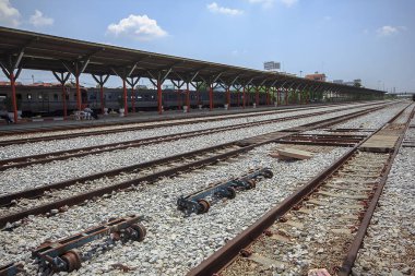 Demiryolu ulaşım yoludur.