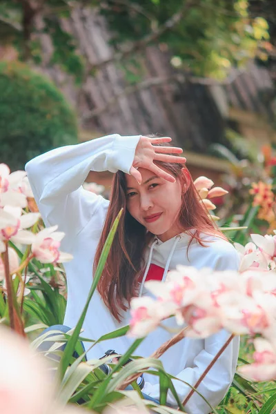 Mulheres Estão Assistindo Orquídea Rosa Natureza — Fotografia de Stock