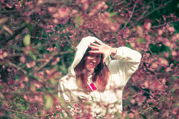 Woman Tree Beautiful Pink — Stock Photo, Image