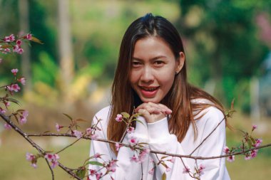 Kadın elini yüzüne kaldırdı..