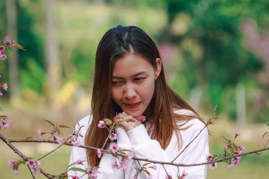 Kadın elini yüzüne kaldırdı..