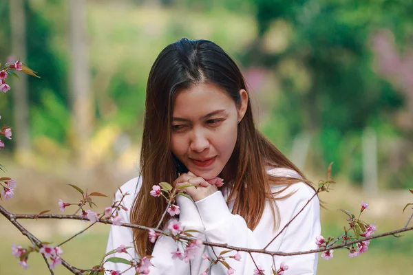 Kadın elini yüzüne kaldırdı..