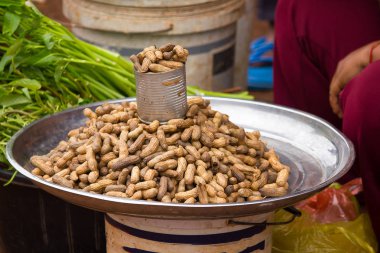Satılık tepsiye yerleştirilen kanları haşlanmış fıstık