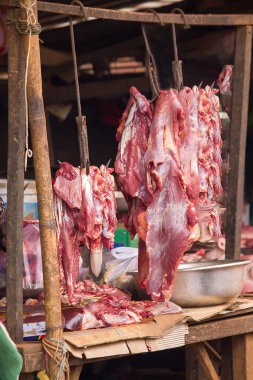 Sığır parçaları asıldı. Piyasada satılık