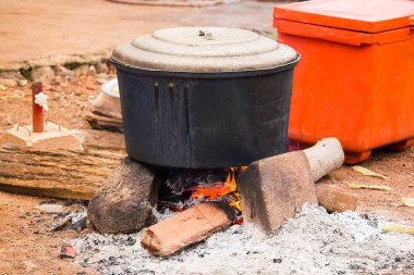 Soba yakacak odun üzerinde büyük pot