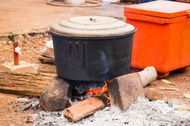 Soba yakacak odun üzerinde büyük pot