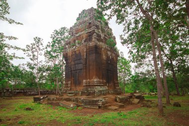 Koh Ker, eski bir kale, geçmişte eski bir Khmer krallığı.