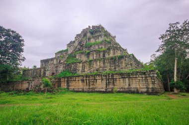 Koh Ker, eski bir kale, geçmişte eski bir Khmer krallığı.