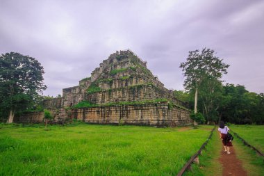 Koh Ker, eski bir kale, geçmişte eski bir Khmer krallığı.