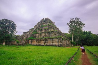 Koh Ker, eski bir kale, geçmişte eski bir Khmer krallığı.
