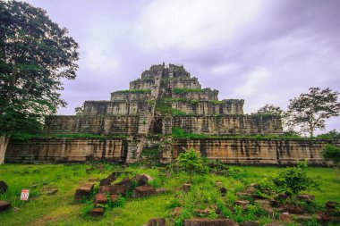 Koh Ker, eski bir kale, geçmişte eski bir Khmer krallığı.
