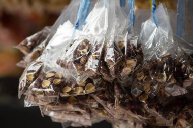 Satılık bir asılı çanta kavrulmuş Fava Fasulye