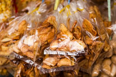 Satılık bir plastik torba içinde Kurutulmuş Muz