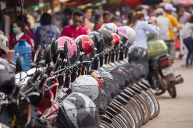 Birçok motosiklet bir karmaşa içinde park.