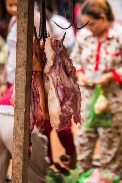 Pedaços Carne Foram Pendurados Venda Mercado — Fotografia de Stock