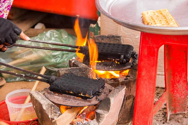 Waffeln Bügeleisen Auf Einem Antiken Herd — Stockfoto