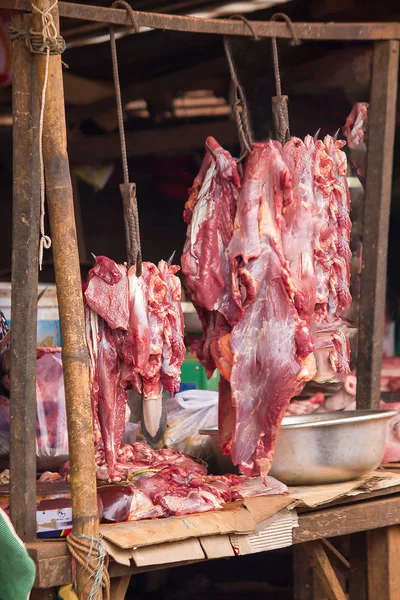 Pedaços Carne Foram Pendurados Venda Mercado — Fotografia de Stock