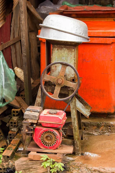 Bırakılan Hindistan Cevizi Sütü Için Eski Hindistan Cevizi Rendesi Makinesi — Stok fotoğraf