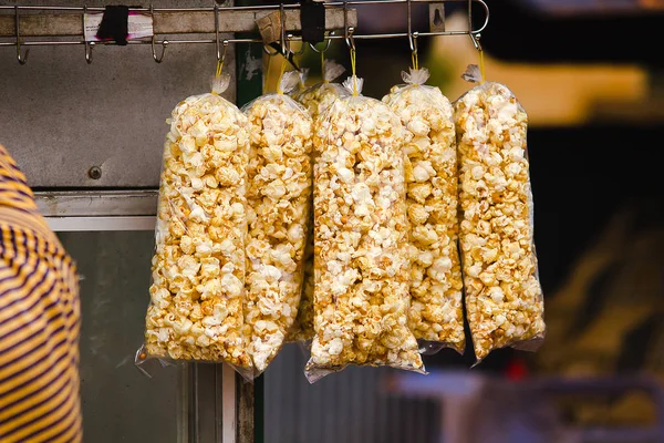 Popcorn Torbie Wiszący Sprzedaż — Zdjęcie stockowe