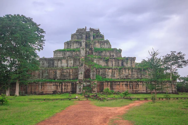 Koh Ker, eski bir kale, geçmişte eski bir Khmer krallığı.