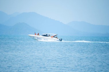 Denizde beyaz sürat teknesi hızda çalışır.