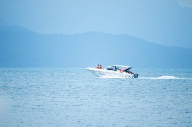 Denizde beyaz sürat teknesi hızda çalışır.