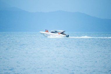 Denizde beyaz sürat teknesi hızda çalışır.