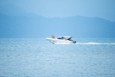 Denizde beyaz sürat teknesi hızda çalışır.