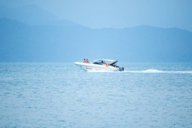 Denizde beyaz sürat teknesi hızda çalışır.