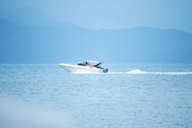 Denizde beyaz sürat teknesi hızda çalışır.